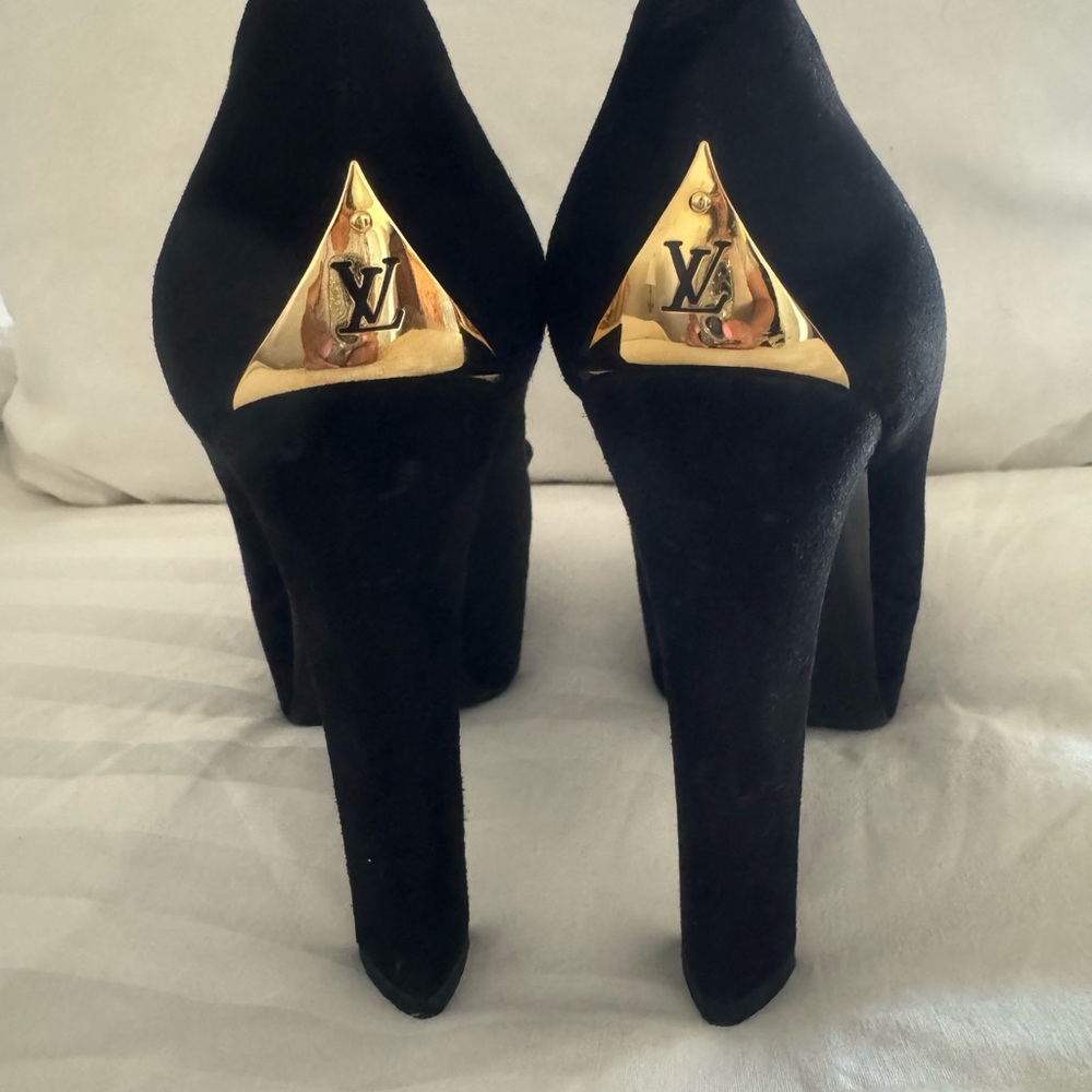 Authentic Louis Vuitton “Last Dance” Pumps Size 7.5 (37-1/2) Dust Bag & Box